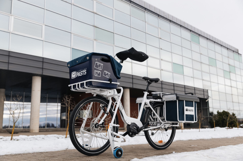 Een Letse Post e-bike buiten op de stoep