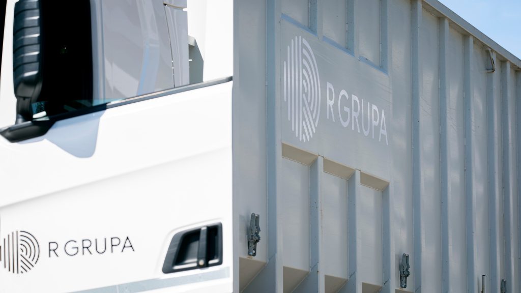 An R GRUPA employee uses the Mapon fleet management platform