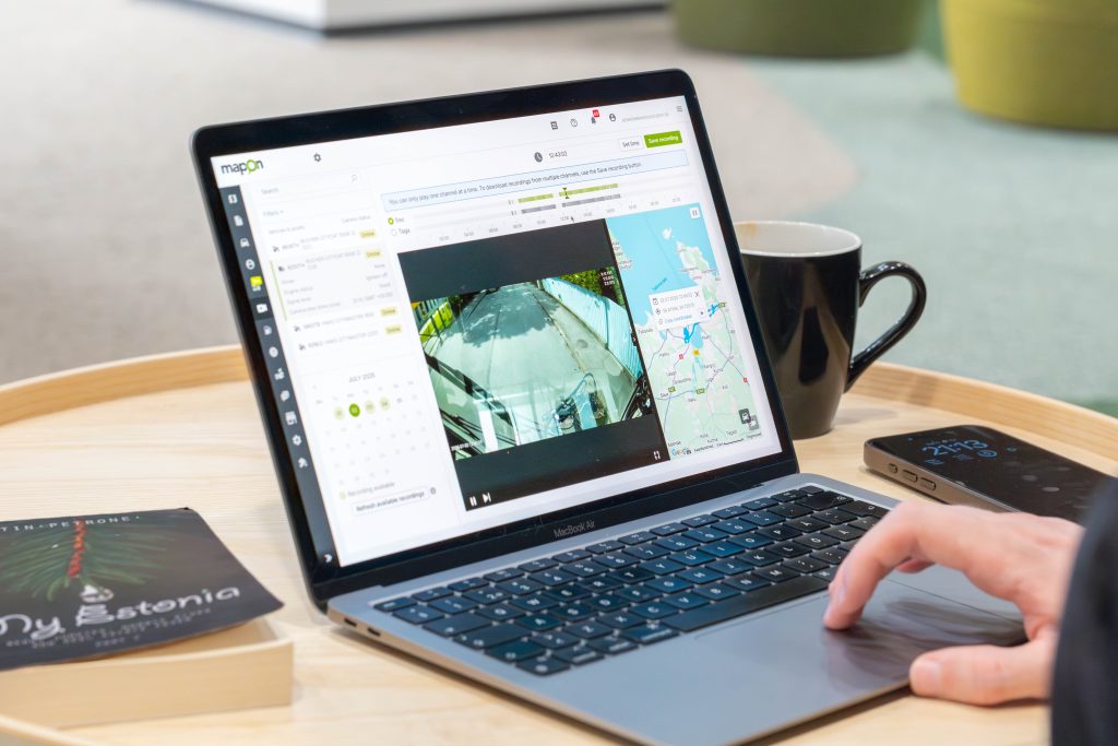 A person watching a street sweeper recording on a laptop via the Mapon web platform.