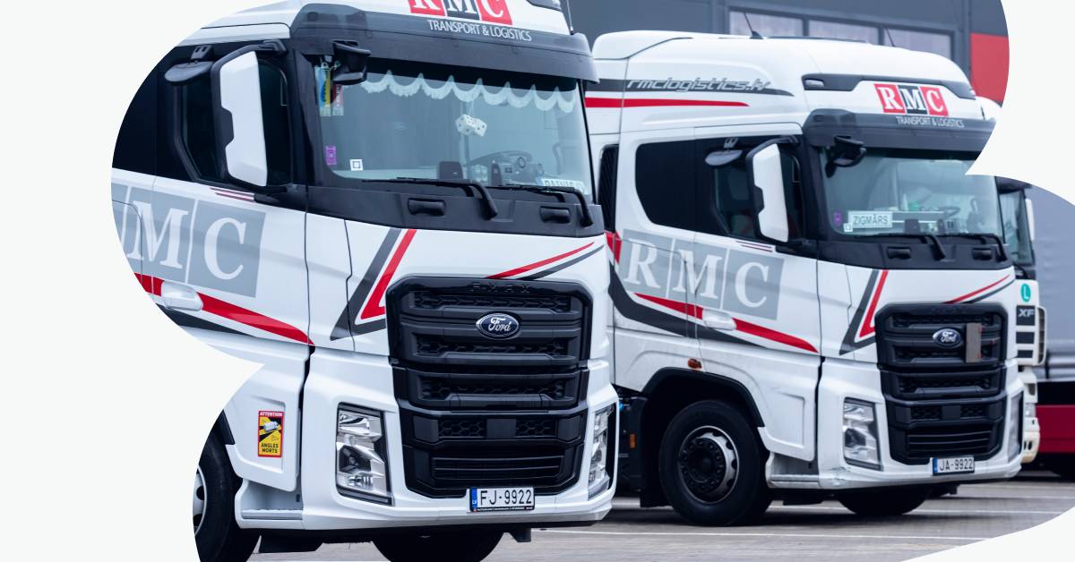 RMC-Transports lastbiler parkeret ved et logistikcenter, som fremviser deres flådekøretøjer.
