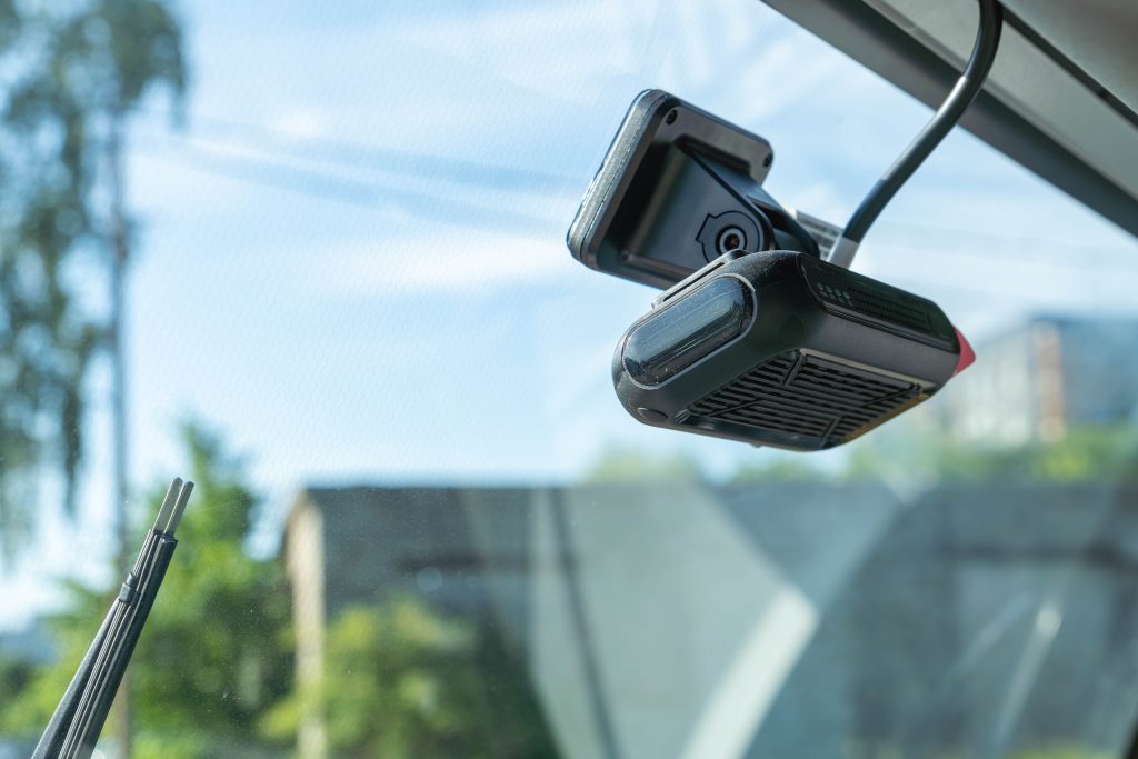 Mapon tuulilasikamera asennettuna autoon.