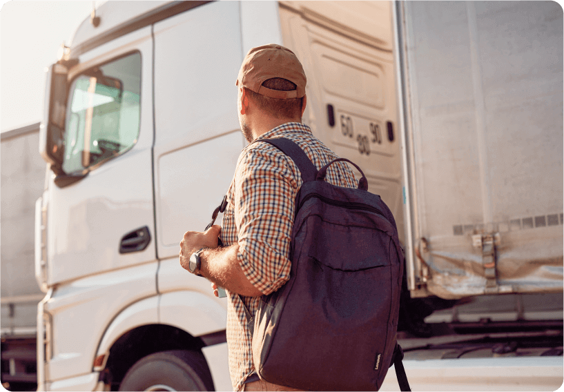 Asmens, einančio šalia didelės baltos krovininės transporto priemonės su vaizdo registratoriais, nuotrauka.