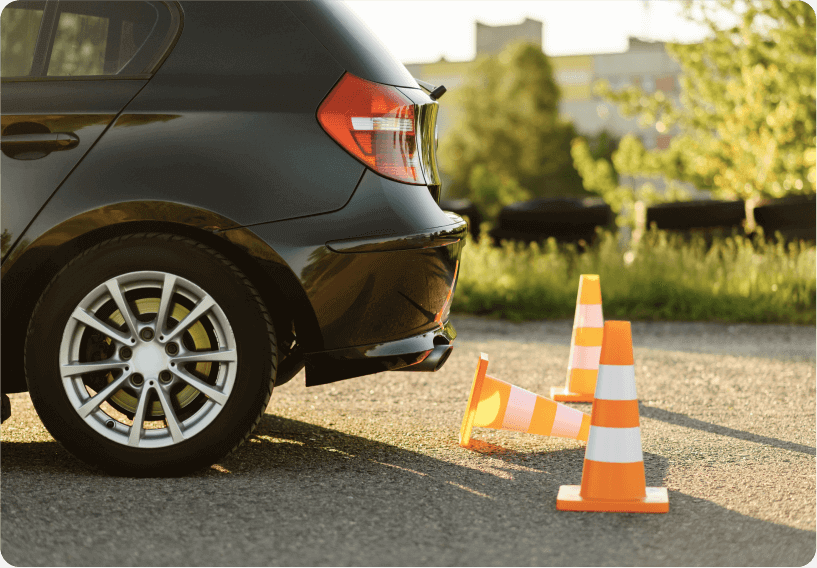 Keleivinio automobilio su įrengtais vaizdo registratoriais nuotrauka stambiu planu.