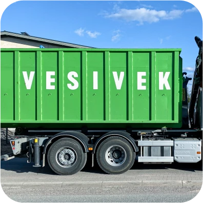 A side view of a large truck with a green trailer that has the name of Mapon client Vesivek on it.