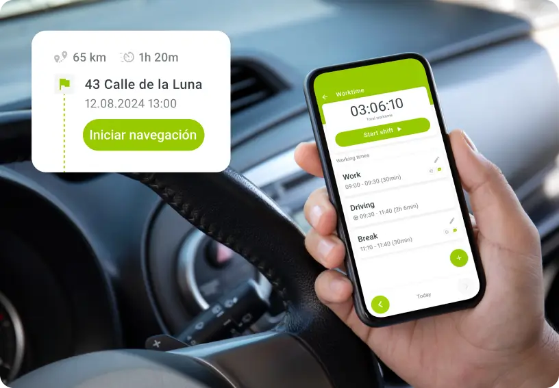 Un conductor sentado en el coche y sujetando un teléfono que tiene una aplicación de seguimiento del tiempo de Mapon.