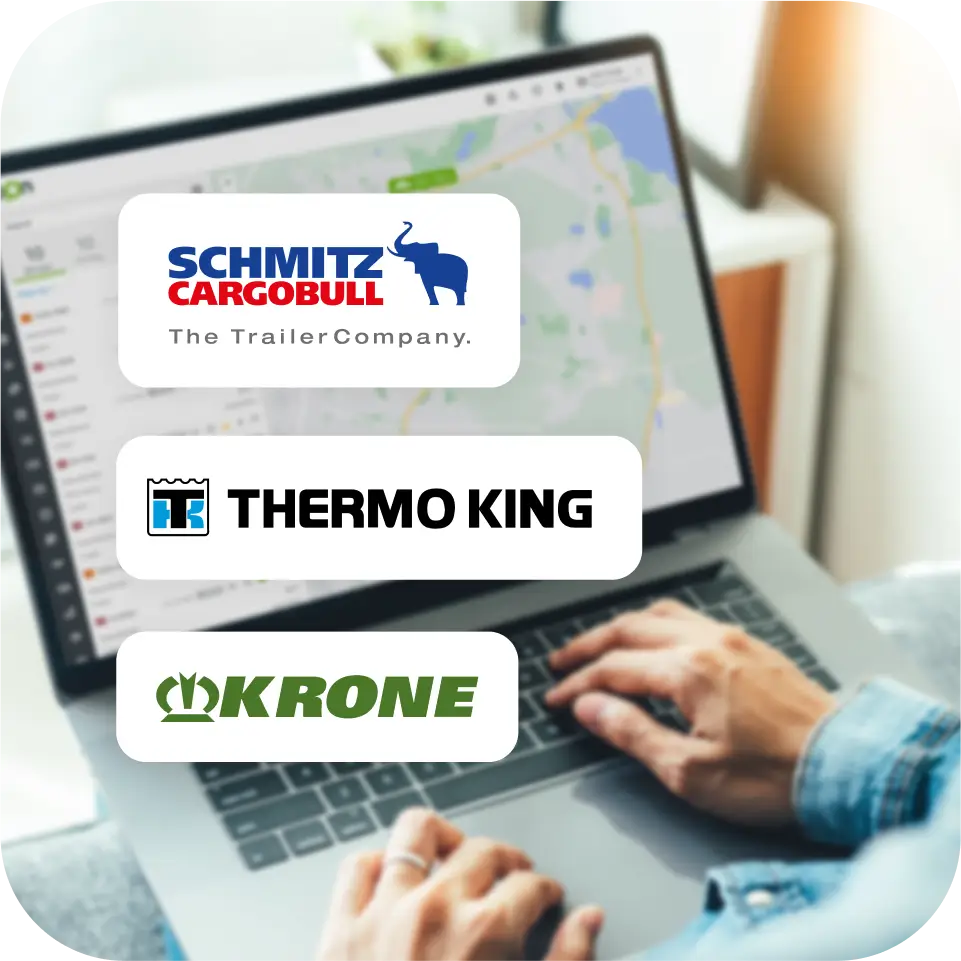 Une personne utilise un ordinateur portable ouvert dans la section de carte en direct de la plateforme Mapon. Les logos de Schmitz Cargobull, Thermo King et Krone sont superposés sur l'image.